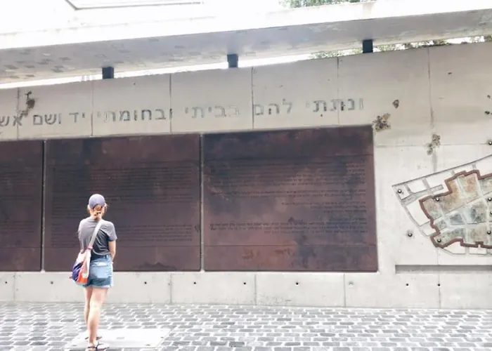 W&b Elegant Near The Zsinagogak *